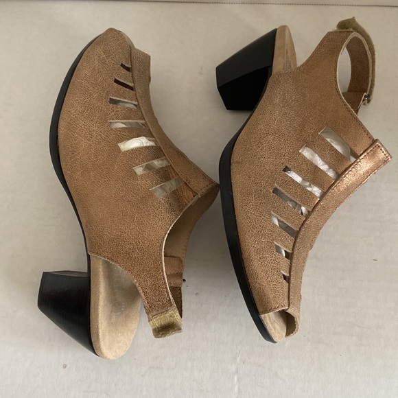 NEW Munro Abby gold bronze, copper leather sandal sz. 7.5 M - Picture 4 of 8